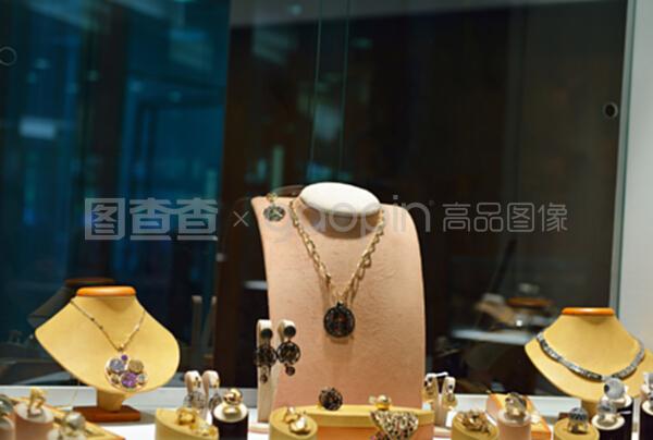 璀璨流光，典雅入心 探访现代室内珠宝首饰零售艺术