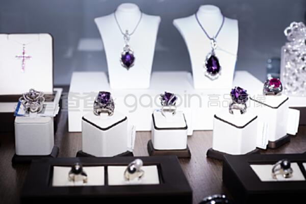 珠宝零售店展示 白色金戒指与紫水晶钻石的华美交响